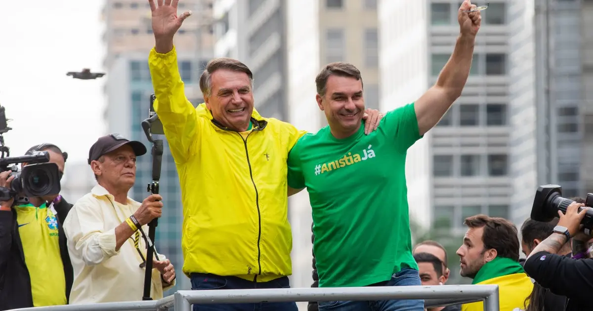 Flávio Bolsonaro diz que não vai copiar o pai e quer identidade própria