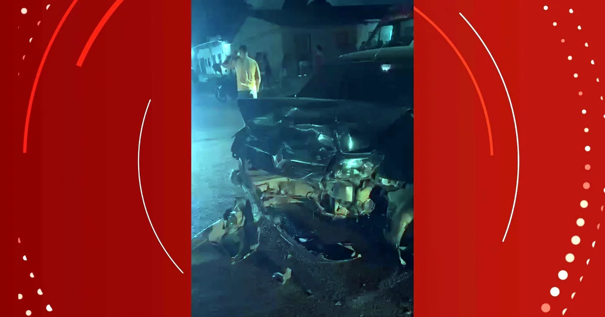 Batida entre carros deixa ferido e atinge casa na Zona Norte de Macapá; VÍDEO