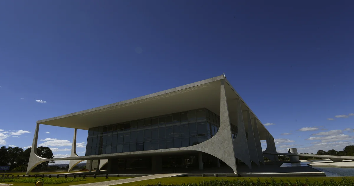 Fachada do Palácio do Planalto em Brasília durante a divulgação dos novos levantamentos institucionais sobre a corrida presidencial 2026.