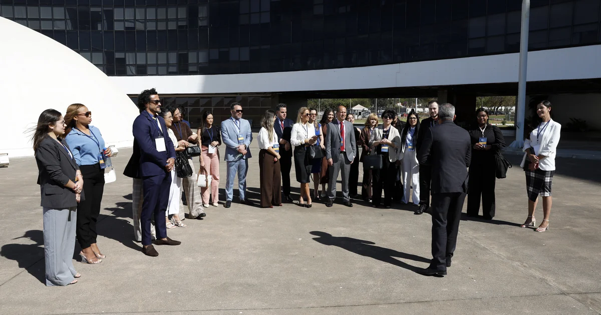 Prédio sede do Tribunal Superior Eleitoral (TSE) em Brasília durante o início das operações de logística aérea para envio de urnas e mídias aos 26 estados e DF.