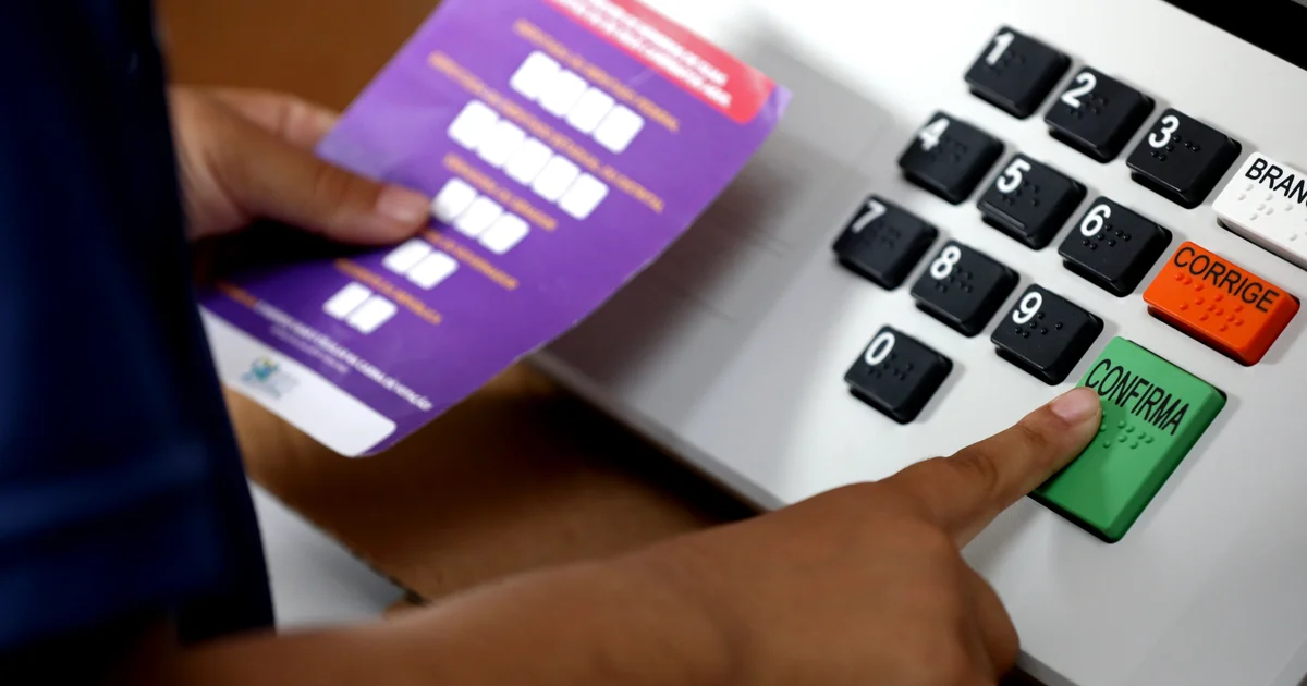 Urna eletrônica modelo UE2020 e dispositivos de memória submetidos à cerimônia pública de auditoria, geração de mídias e lacração digital pelo TSE perante fiscais de partidos políticos.