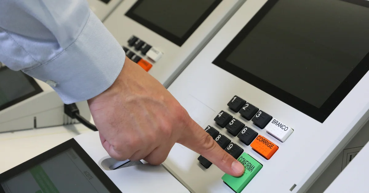 Urna eletrônica modelo oficial da Justiça Eleitoral brasileira preparada para a votação do Primeiro Turno das Eleições Gerais de 2026.