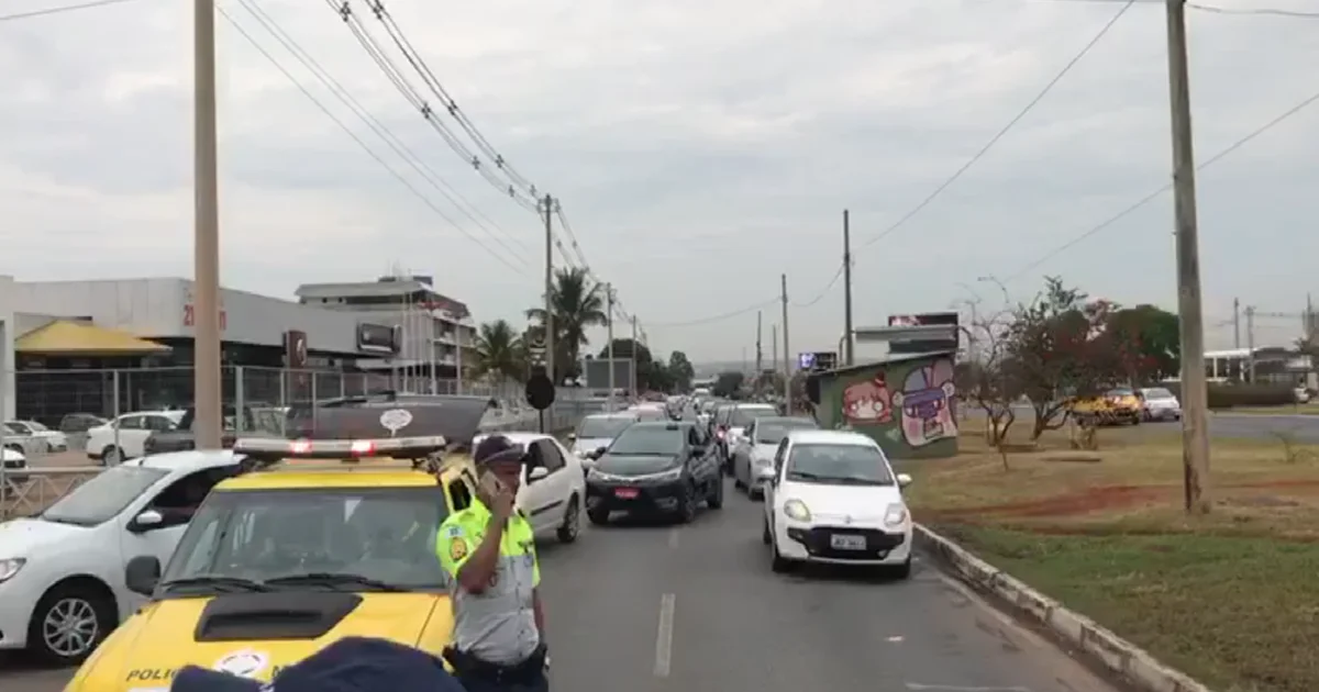 Motoristas do Uber fazem carreata no DF para protestar contra projeto que regulamenta serviço