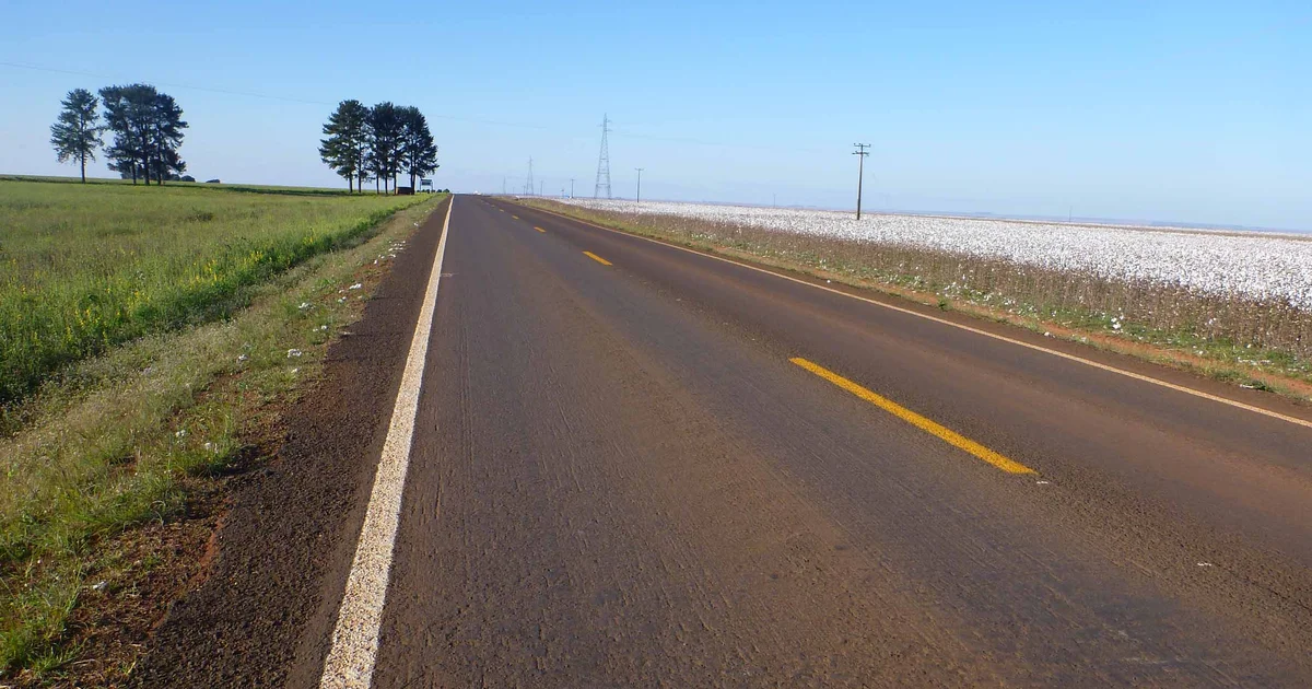 Frente de obras de pavimentação e melhoria estrutural nas rodovias estaduais de Mato Grosso do Sul, reforçando o escoamento da safra 2026/2027 e a logística industrial de bioenergia.