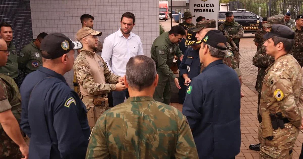Agentes da Polícia Federal e das forças estaduais de segurança durante execução de mandados de busca, apreensão e bloqueio de ativos em Mato Grosso do Sul.