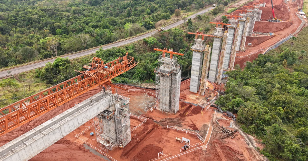 Ponte Ferroviária da Arauco Chega a 70% de Execução com Içamento de Vigas de 92 Toneladas em Inocência (MS)