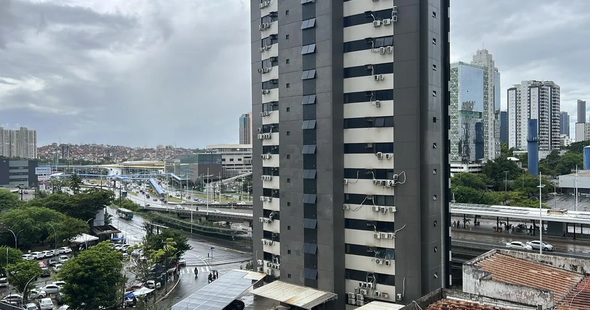 Marinha do Brasil e Defesa Civil Emitem Alerta para Chuvas no Litoral e Calor de 35°C no Interior da Bahia