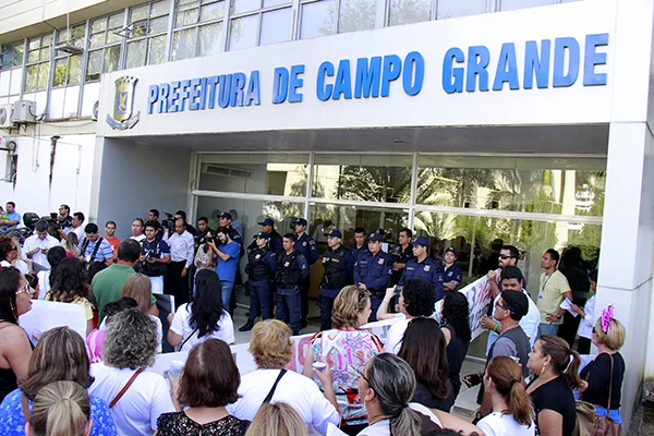 Professores protestam no Centro de Campo Grande por concursos, previdência e salários
